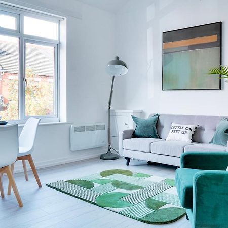 Modern 2 Bedroom Flat - 15 Minutes To Liverpool Birkenhead Exterior foto